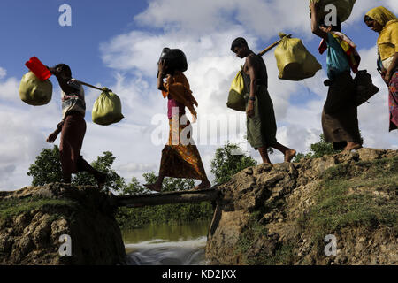 9 octobre 2017 - 09 octobre 2017 Cox's Bazar, Bangladesh - des centaines de Rohingyas traversent la frontière du Bangladesh alors qu'ils fuient Buchidong au Myanmar après avoir traversé la rivière Naf au Bangladesh. Selon le Haut Commissariat des Nations Unies pour les réfugiés (HCR), plus de 525 000 réfugiés rohingyas ont fui le Myanmar pour des raisons de violence au cours du dernier mois, la plupart d’entre eux essayant de traverser la frontière pour rejoindre le Bangladesh. Des organisations internationales ont fait état de violations des droits de l'homme et d'exécutions sommaires qui auraient été commises par l'armée du Myanmar. (Crédit image : © K M Asad via ZUMA Banque D'Images