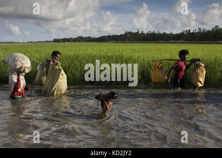 9 octobre 2017 - 09 octobre 2017 Cox's Bazar, Bangladesh - des centaines de Rohingyas traversent la frontière du Bangladesh alors qu'ils fuient Buchidong au Myanmar après avoir traversé la rivière Naf au Bangladesh. Selon le Haut Commissariat des Nations Unies pour les réfugiés (HCR), plus de 525 000 réfugiés rohingyas ont fui le Myanmar pour des raisons de violence au cours du dernier mois, la plupart d’entre eux essayant de traverser la frontière pour rejoindre le Bangladesh. Des organisations internationales ont fait état de violations des droits de l'homme et d'exécutions sommaires qui auraient été commises par l'armée du Myanmar. (Crédit image : © K M Asad via ZUMA Banque D'Images