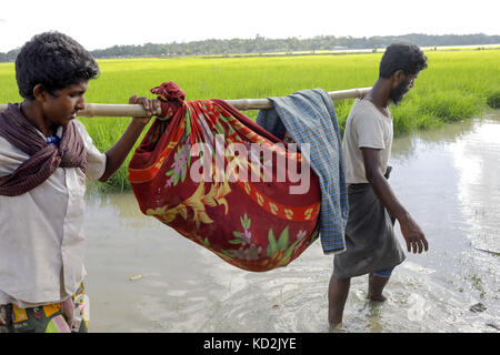 9 octobre 2017 - 09 octobre 2017 Cox's bazar, BANGLADESH - des centaines de Rohingyas personnes traversant la frontière du Bangladesh en fuyant de buchidong au Myanmar après avoir traversé le fleuve Naf au Bangladesh. selon le Haut Commissaire des Nations unies pour les réfugiés (HCR), plus de 525 000 réfugiés Rohingyas ont fui le Myanmar à la violence au cours du mois dernier avec la plupart d'entre eux tentaient de rejoindre la frontière du Bangladesh. organisations internationales ont fait état d'allégations de violations des droits de l'homme et les exécutions sommaires perpétrées par l'armée du Myanmar. (Crédit image : © k m asad via zuma Banque D'Images