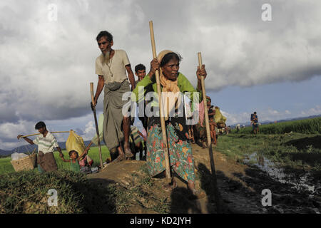 9 octobre 2017 - 09 octobre 2017 Cox's Bazar, Bangladesh - des centaines de Rohingyas traversent la frontière du Bangladesh alors qu'ils fuient Buchidong au Myanmar après avoir traversé la rivière Naf au Bangladesh. Selon le Haut Commissariat des Nations Unies pour les réfugiés (HCR), plus de 525 000 réfugiés rohingyas ont fui le Myanmar pour des raisons de violence au cours du dernier mois, la plupart d’entre eux essayant de traverser la frontière pour rejoindre le Bangladesh. Des organisations internationales ont fait état de violations des droits de l'homme et d'exécutions sommaires qui auraient été commises par l'armée du Myanmar. (Crédit image : © K M Asad via ZUMA Banque D'Images