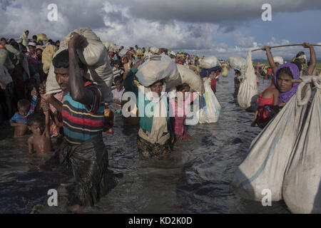 9 octobre 2017 - 09 octobre 2017 Cox's Bazar, Bangladesh - des centaines de Rohingyas traversent la frontière du Bangladesh alors qu'ils fuient Buchidong au Myanmar après avoir traversé la rivière Naf au Bangladesh. Selon le Haut Commissariat des Nations Unies pour les réfugiés (HCR), plus de 525 000 réfugiés rohingyas ont fui le Myanmar pour des raisons de violence au cours du dernier mois, la plupart d’entre eux essayant de traverser la frontière pour rejoindre le Bangladesh. Des organisations internationales ont fait état de violations des droits de l'homme et d'exécutions sommaires qui auraient été commises par l'armée du Myanmar. (Crédit image : © K M Asad via ZUMA Banque D'Images