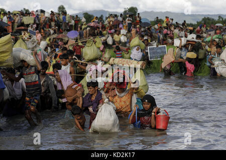 9 octobre 2017 - 09 octobre 2017 Cox's Bazar, Bangladesh - des centaines de Rohingyas traversent la frontière du Bangladesh alors qu'ils fuient Buchidong au Myanmar après avoir traversé la rivière Naf au Bangladesh. Selon le Haut Commissariat des Nations Unies pour les réfugiés (HCR), plus de 525 000 réfugiés rohingyas ont fui le Myanmar pour des raisons de violence au cours du dernier mois, la plupart d’entre eux essayant de traverser la frontière pour rejoindre le Bangladesh. Des organisations internationales ont fait état de violations des droits de l'homme et d'exécutions sommaires qui auraient été commises par l'armée du Myanmar. (Crédit image : © K M Asad via ZUMA Banque D'Images