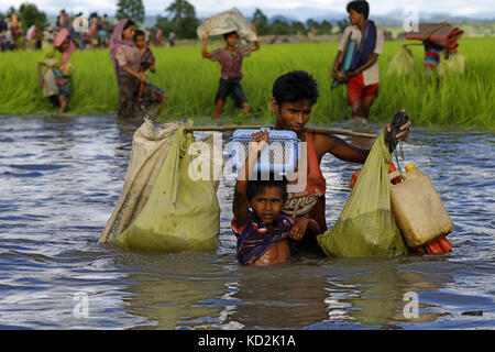 9 octobre 2017 - 09 octobre 2017 Cox's Bazar, Bangladesh - des centaines de Rohingyas traversent la frontière du Bangladesh alors qu'ils fuient Buchidong au Myanmar après avoir traversé la rivière Naf au Bangladesh. Selon le Haut Commissariat des Nations Unies pour les réfugiés (HCR), plus de 525 000 réfugiés rohingyas ont fui le Myanmar pour des raisons de violence au cours du dernier mois, la plupart d’entre eux essayant de traverser la frontière pour rejoindre le Bangladesh. Des organisations internationales ont fait état de violations des droits de l'homme et d'exécutions sommaires qui auraient été commises par l'armée du Myanmar. (Crédit image : © K M Asad via ZUMA Banque D'Images