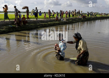 9 octobre 2017 - 09 octobre 2017 Cox's Bazar, Bangladesh - des centaines de Rohingyas traversent la frontière du Bangladesh alors qu'ils fuient Buchidong au Myanmar après avoir traversé la rivière Naf au Bangladesh. Selon le Haut Commissariat des Nations Unies pour les réfugiés (HCR), plus de 525 000 réfugiés rohingyas ont fui le Myanmar pour des raisons de violence au cours du dernier mois, la plupart d’entre eux essayant de traverser la frontière pour rejoindre le Bangladesh. Des organisations internationales ont fait état de violations des droits de l'homme et d'exécutions sommaires qui auraient été commises par l'armée du Myanmar. (Crédit image : © K M Asad via ZUMA Banque D'Images