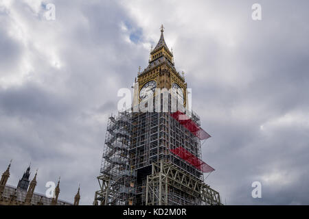 Londres, Royaume-Uni. 9 octobre 2017. Le coût de la rénovation de la tour qui abrite Big Ben a plus que doublé en 16 mois, passant d'environ 29 millions de livres sterling au printemps 2016 à 61 millions de livres sterling L'horloge doit être démontée pièce par pièce, chaque rouage étant examiné et restauré, le verre réparé et les mains enlevées et remises à neuf. Bien que le mécanisme de l'horloge soit également démonté, au moins un cadran d'horloge continuera à fonctionner via un système électrique moderne temporaire, mais l'échafaudage couvrira trois des quatre cadrans d'ici la fin octobre. Crédit : Velar Grant/ZUMA Wire/Alamy Live News Banque D'Images