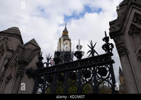 Londres, Royaume-Uni. 9 octobre 2017. Le coût de la rénovation de la tour qui abrite Big Ben a plus que doublé en 16 mois, passant d'environ 29 millions de livres sterling au printemps 2016 à 61 millions de livres sterling L'horloge doit être démontée pièce par pièce, chaque rouage étant examiné et restauré, le verre réparé et les mains enlevées et remises à neuf. Bien que le mécanisme de l'horloge soit également démonté, au moins un cadran d'horloge continuera à fonctionner via un système électrique moderne temporaire, mais l'échafaudage couvrira trois des quatre cadrans d'ici la fin octobre. Crédit : Velar Grant/ZUMA Wire/Alamy Live News Banque D'Images