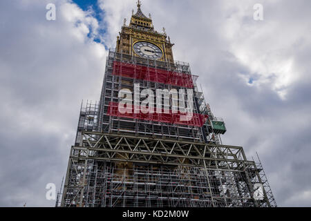 Londres, Royaume-Uni. 9 octobre 2017. Le coût de la rénovation de la tour qui abrite Big Ben a plus que doublé en 16 mois, passant d'environ 29 millions de livres sterling au printemps 2016 à 61 millions de livres sterling L'horloge doit être démontée pièce par pièce, chaque rouage étant examiné et restauré, le verre réparé et les mains enlevées et remises à neuf. Bien que le mécanisme de l'horloge soit également démonté, au moins un cadran d'horloge continuera à fonctionner via un système électrique moderne temporaire, mais l'échafaudage couvrira trois des quatre cadrans d'ici la fin octobre. Crédit : Velar Grant/ZUMA Wire/Alamy Live News Banque D'Images