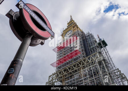 Londres, Royaume-Uni. 9 octobre, 2017. Les coûts de rénovation de la tour qui abrite big ben a plus que doublé en 16 mois, passant d'environ £29m au printemps de 2016, à £61m. l'horloge est d'être démantelé pièce par pièce, avec chaque cog a examiné et restauré, le verre, et les mains retiré et remis à neuf. si le mécanisme de l'horloge sera également démantelé, au moins une horloge continuera à utiliser grâce à un système électrique moderne temporaire, mais l'échafaudage couvrira trois des quatre faces d'ici la fin du mois d'octobre. crédit : l'octroi vélaires/zuma/Alamy fil live news Banque D'Images