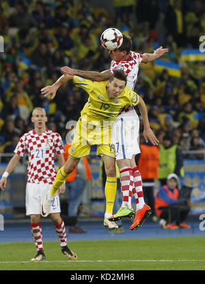 Kiev, Ukraine. 9 octobre, 2017. Denys Garmash (C) de l'Ukraine des eddv pour la balle avec Mario Mandzukic (R) de la Croatie pendant la Coupe du Monde FIFA 2018 football match de qualification entre l'Ukraine et la Croatie à l'Olimpiyskyi stadium de Kiev, Ukraine, le 09 octobre 2017. Crédit : Serg Glovny/ZUMA/Alamy Fil Live News Banque D'Images