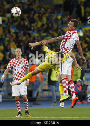 Kiev, Ukraine. 9 octobre, 2017. Denys Garmash (C) de l'Ukraine des eddv pour la balle avec Mario Mandzukic (R) de la Croatie pendant la Coupe du Monde FIFA 2018 football match de qualification entre l'Ukraine et la Croatie à l'Olimpiyskyi stadium de Kiev, Ukraine, le 09 octobre 2017. Crédit : Serg Glovny/ZUMA/Alamy Fil Live News Banque D'Images