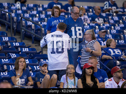 Indianapolis, Indiana, USA. 05Th Oct, 2017. Payton Manning fans lors d'action de jeu de football américain NFL entre les San Francisco 49ers et les Indianapolis Colts au Lucas Oil Stadium à Indianapolis, Indiana. Indianapolis battu San Francisco 26-23 en prolongation. Credit : Cal Sport Media/Alamy Live News Banque D'Images