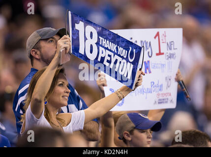 Indianapolis, Indiana, USA. 05Th Oct, 2017. Payton Manning fans lors d'action de jeu de football américain NFL entre les San Francisco 49ers et les Indianapolis Colts au Lucas Oil Stadium à Indianapolis, Indiana. Indianapolis battu San Francisco 26-23 en prolongation. Credit : Cal Sport Media/Alamy Live News Banque D'Images