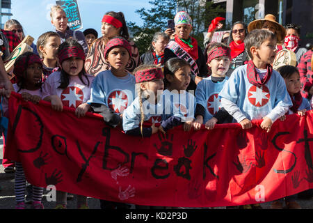 Seattle, États-Unis. 09Th oct, 2017. un groupe d'enfants de l'aube, centre culturel star tribu bienvenue membres et sympathisants pour l'hôtel de ville de Seattle au cours de la journée des peuples indigènes et mars célébration. seattle a célébré la Journée des peuples indigènes au lieu de Columbus Day depuis un vote unanime du conseil de la ville de la renommée en l'honneur de toutes les populations autochtones en 2014. crédit : Paul christian gordon/Alamy live news Banque D'Images