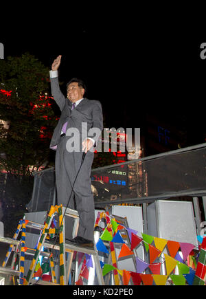 Tokyo, Japon. 10 octobre 2017. 9 octobre 2017, Shinjuku, Tokyo, Japon : Yukio Edano (Parti démocratique constitutionnel) fait campagne pendant la DÉMOCRATIE ASCENDANTE à Shinjuku, Tokyo. Banque D'Images