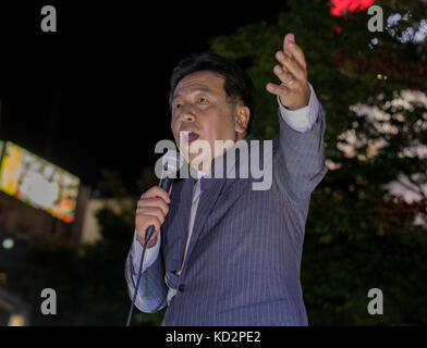 Tokyo, Japon. 10 octobre 2017. 9 octobre 2017, Shinjuku, Tokyo, Japon : Yukio Edano (Parti démocratique constitutionnel) fait campagne pendant la DÉMOCRATIE ASCENDANTE à Shinjuku, Tokyo. Banque D'Images