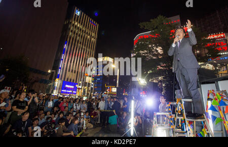 Tokyo, Japon. 10 octobre 2017. 9 octobre 2017, Shinjuku, Tokyo, Japon : Yukio Edano (Parti démocratique constitutionnel) fait campagne pendant la DÉMOCRATIE ASCENDANTE à Shinjuku, Tokyo. Banque D'Images