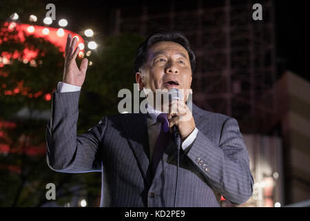 Tokyo, Japon. 10 octobre 2017. 9 octobre 2017, Shinjuku, Tokyo, Japon : Yukio Edano (Parti démocratique constitutionnel) fait campagne pendant la DÉMOCRATIE ASCENDANTE à Shinjuku, Tokyo. Banque D'Images