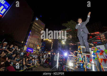 Tokyo, Japon. 10 octobre 2017. 9 octobre 2017, Shinjuku, Tokyo, Japon : Yukio Edano (Parti démocratique constitutionnel) fait campagne pendant la DÉMOCRATIE ASCENDANTE à Shinjuku, Tokyo. Banque D'Images