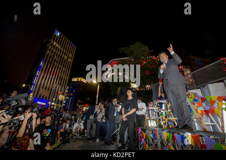 Tokyo, Japon. 10 octobre 2017. 9 octobre 2017, Shinjuku, Tokyo, Japon : Yukio Edano (Parti démocratique constitutionnel) fait campagne pendant la DÉMOCRATIE ASCENDANTE à Shinjuku, Tokyo. Banque D'Images