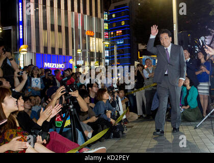 Tokyo, Japon. 10 octobre 2017. 9 octobre 2017, Shinjuku, Tokyo, Japon : Yukio Edano (Parti démocratique constitutionnel) fait campagne pendant la DÉMOCRATIE ASCENDANTE à Shinjuku, Tokyo. Banque D'Images