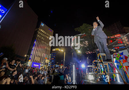 Tokyo, Japon. 10 octobre 2017. 9 octobre 2017, Shinjuku, Tokyo, Japon : Yukio Edano (Parti démocratique constitutionnel) fait campagne pendant la DÉMOCRATIE ASCENDANTE à Shinjuku, Tokyo. Banque D'Images