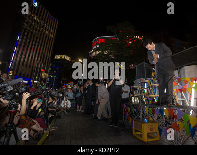 Tokyo, Japon. 10 octobre 2017. 9 octobre 2017, Shinjuku, Tokyo, Japon : Yukio Edano (Parti démocratique constitutionnel) fait campagne pendant la DÉMOCRATIE ASCENDANTE à Shinjuku, Tokyo. Banque D'Images