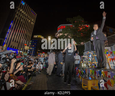 Tokyo, Japon. 10 octobre 2017. 9 octobre 2017, Shinjuku, Tokyo, Japon : Yukio Edano (Parti démocratique constitutionnel) fait campagne pendant la DÉMOCRATIE ASCENDANTE à Shinjuku, Tokyo. Banque D'Images