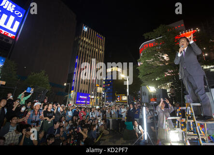 Tokyo, Japon. 10 octobre 2017. 9 octobre 2017, Shinjuku, Tokyo, Japon : Yukio Edano (Parti démocratique constitutionnel) fait campagne pendant la DÉMOCRATIE ASCENDANTE à Shinjuku, Tokyo. Banque D'Images