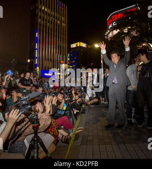 Tokyo, Japon. 10 octobre 2017. 9 octobre 2017, Shinjuku, Tokyo, Japon : Yukio Edano (Parti démocratique constitutionnel) fait campagne pendant la DÉMOCRATIE ASCENDANTE à Shinjuku, Tokyo. Banque D'Images