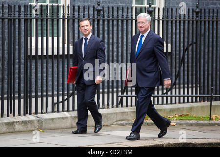 Londres, Royaume-Uni. 10 oct, 2017 cairns alun. mp, secrétaire d'état pour le pays de Galles, et sir Michael fallon mp, secrétaire d'État à la défense, de l'arrivée au 10 Downing Street pour une réunion du cabinet. crédit : mark kerrison/Alamy live news Banque D'Images