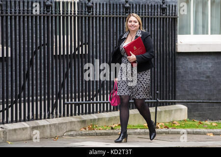 Londres, Royaume-Uni. 10 oct, 2017. Karen bradley mp, ministre de la culture, des médias et du sport, arrive au 10 Downing Street pour une réunion du cabinet. crédit : mark kerrison/Alamy live news Banque D'Images