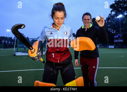 Hambourg, Allemagne. 28 septembre 2017. L'ancienne gardienne de hockey de l'équipe nationale allemande Yvonne Frank (R) et l'actuelle gardienne Noelle Rother entraînent les installations du Uhlenhorster Hockey Club (UHC) à Hambourg, Allemagne, le 28 septembre 2017. Noelle Rother de Hambourg a disputé son premier tournoi important avec l'équipe nationale allemande lorsqu'elle a participé au Championnat d'Europe à Amsterdam. Elle est soutenue au CHU de Hambourg par sa prédécesseure dans la sélection nationale allemande féminine, Yvonne Frank. Crédit : Axel Heimken/dpa/Alamy Live News Banque D'Images