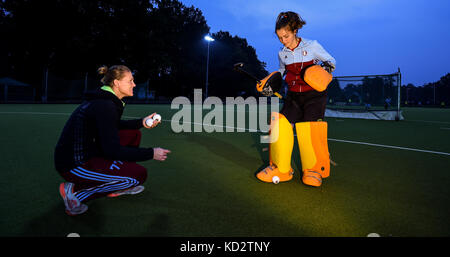 Hambourg, Allemagne. 28 septembre 2017. L'ancienne gardienne de hockey de l'équipe nationale allemande Yvonne Frank (l) et l'actuelle gardienne Noelle Rother entraînent les installations du Uhlenhorster Hockey Club (UHC) à Hambourg, Allemagne, le 28 septembre 2017. Noelle Rother de Hambourg a disputé son premier tournoi important avec l'équipe nationale allemande lorsqu'elle a participé au Championnat d'Europe à Amsterdam. Elle est soutenue au CHU de Hambourg par sa prédécesseure dans la sélection nationale allemande féminine, Yvonne Frank. Crédit : Axel Heimken/dpa/Alamy Live News Banque D'Images