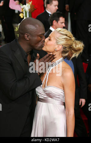 Los Angeles, États-Unis. 16 janvier 2006. (dpa) - le chanteur britannique Seal et sa femme allemande topmodel Heidi Klum s'embrassent lors de la 63e cérémonie annuelle des Golden Globe Awards à l'hôtel Beverly Hilton à Los Angeles, États-Unis, le 16 janvier 2006. Credit : Hubert Boesl | usage Worldwide/dpa/Alamy Live News Banque D'Images