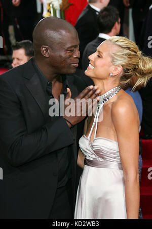 Los Angeles, États-Unis. 16 janvier 2006. (dpa) - le chanteur britannique Seal et sa femme allemande topmodel Heidi Klum s'embrassent lors de la 63e cérémonie annuelle des Golden Globe Awards à l'hôtel Beverly Hilton à Los Angeles, États-Unis, le 16 janvier 2006. Credit : Hubert Boesl | usage Worldwide/dpa/Alamy Live News Banque D'Images