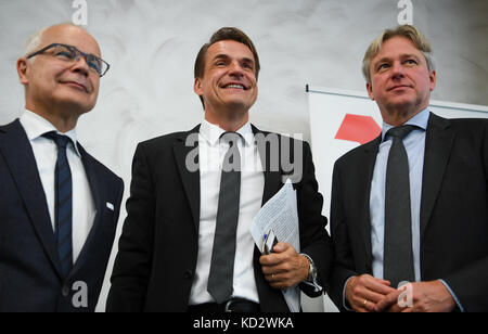 Francfort-sur-le-main, Allemagne. 10 octobre 2017. Heinrich Riethmoller (de gauche à droite), chef de l'Association allemande des éditeurs et libraires, Juergen Boos, directeur de la Foire, et Markus Dohle, président du conseil d'administration de Penguin Random House, se sont réunis lors de la conférence de presse inaugurale de la Foire du livre de Francfort à Francfort-sur-le-main, en Allemagne. La plus grande foire du livre au monde a lieu du 11 au 15 octobre. La France est l'invitée d'honneur de cette année. Crédit : Arne Dedert/dpa/Alamy Live News Banque D'Images