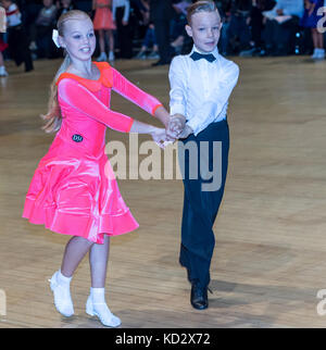 Brentwood, Essex, 10 octobre 2017, 65ème Championnat International de danse latine à l'International Hall, Brentwood, les concurrents viennent du monde entier pour soutenir la concurrence. Il s'agit de la section juvénile Crédit : Ian Davidson/Alamy Live News Banque D'Images