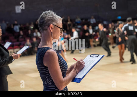 Brentwood, Essex, 10 octobre 2017, 65ème championnat international de danse latine ath le hall international, brentood, un juge marque le danseurs crédit : Ian Davidson/Alamy live news Banque D'Images