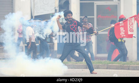 Colombo, Sri Lanka. 10 octobre 2017. Un étudiant sri-lankais brave lors d'une manifestation à Colombo, Sri Lanka, le 10 octobre 2017 crédit : Lahiru Harshana/Alamy Live News Banque D'Images