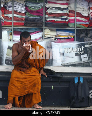 Colombo, Sri Lanka. 10 octobre 2017. Un étudiant sri-lankais brave lors d'une manifestation à Colombo, Sri Lanka, le 10 octobre 2017 crédit : Lahiru Harshana/Alamy Live News Banque D'Images