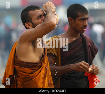 Une photojournaliste Sri lanka attaché les lacets des policiers au cours d'une manifestation mars exhorte le gouvernement à garantir les droits à l'éducation, à Colombo, Sri Lanka le 10 octobre 2017 Credit : lahiru harshana/Alamy live news Banque D'Images