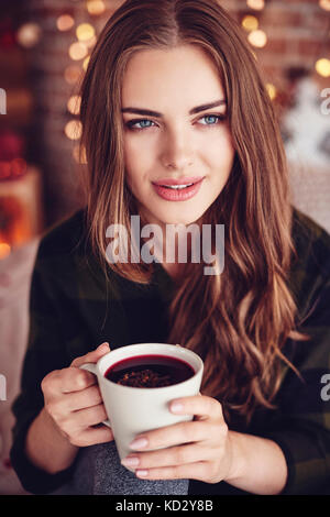 Belle femme tenant une tasse de vin chaud au gingembre Banque D'Images