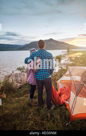 Couple debout à côté de la tente, à la vue, à Heeney, Colorado, United States Banque D'Images