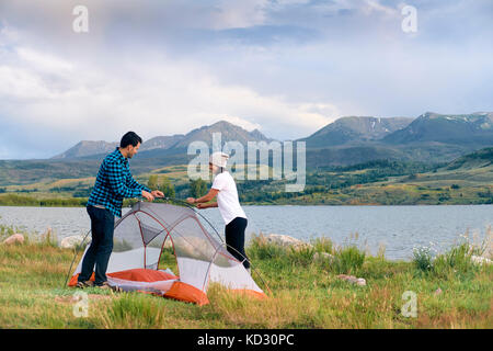 Couple en milieu rural, la mise en place tente, Heeney, Colorado, United States Banque D'Images