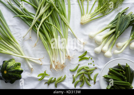 Les légumes verts frais sur nappe blanche Banque D'Images