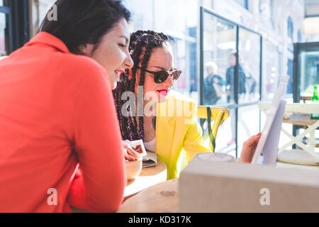 Les femmes sur city break at outdoor cafe, Milan, Italie Banque D'Images