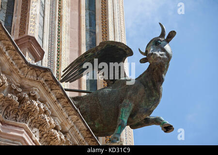 Gargoyle sur façade, la cathédrale d'Orvieto, Orvieto, Italie Banque D'Images