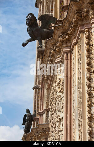 Gargoyle sur façade, la cathédrale d'Orvieto, Orvieto, Italie Banque D'Images