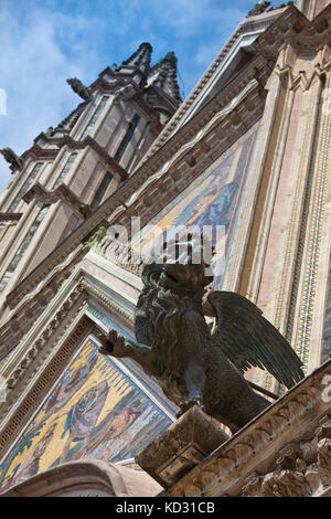 Gargoyle sur façade, la cathédrale d'Orvieto, Orvieto, Italie Banque D'Images