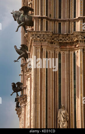 Gargoyle sur façade, la cathédrale d'Orvieto, Orvieto, Italie Banque D'Images